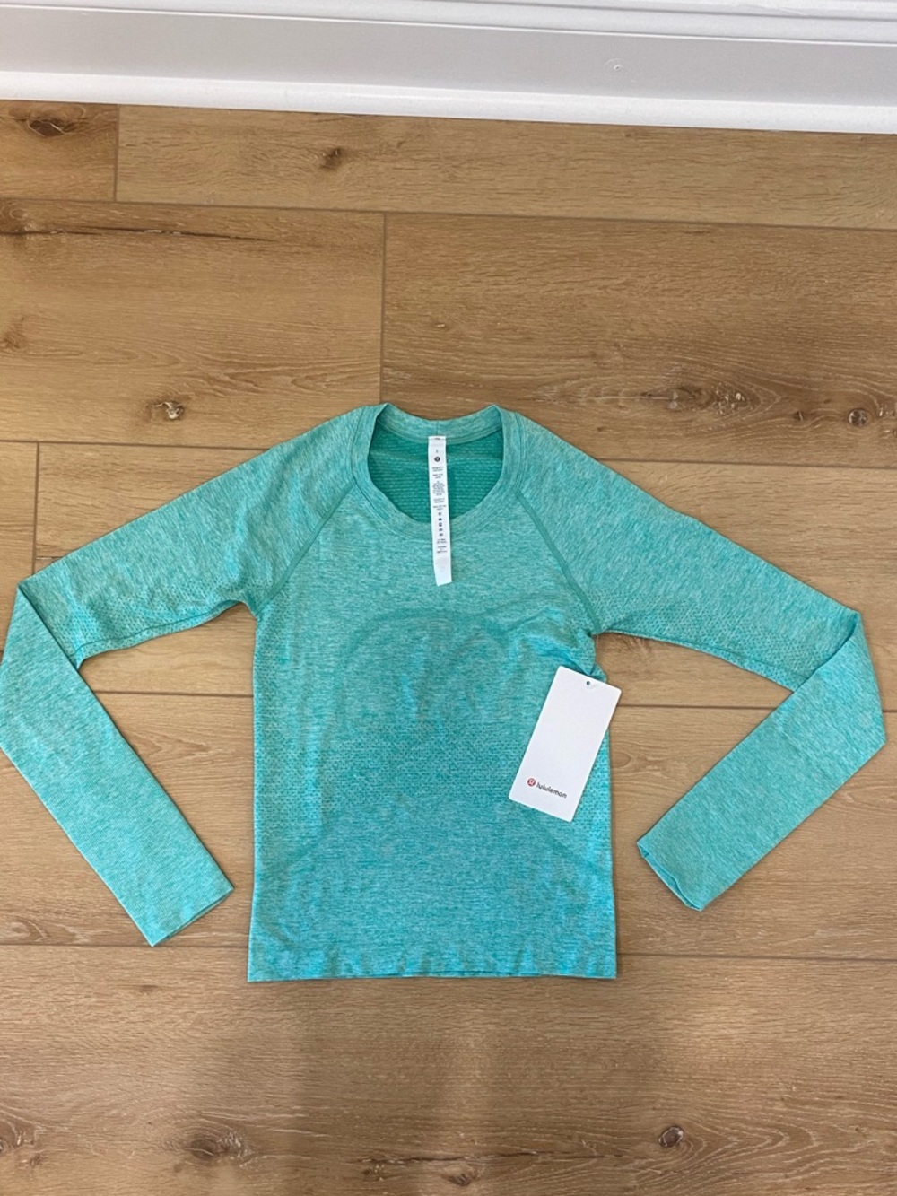 NEW WITH TAGS Lululemon teal swiftly tech, size 2
